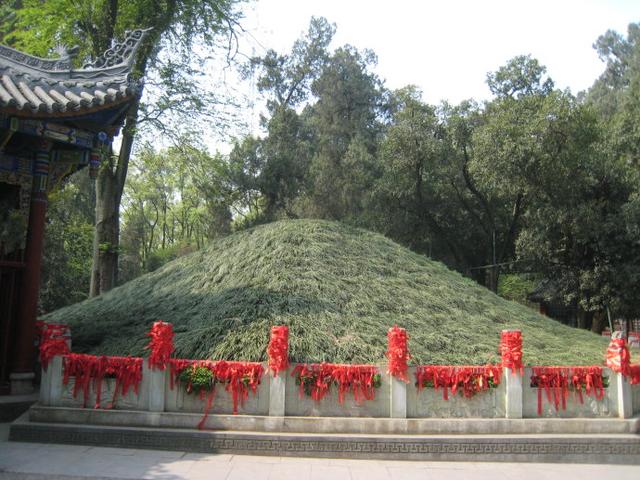 劉伯溫被譽為「諸葛亮轉世」，卻不服諸葛亮，帶人挖開諸葛亮墓，看到碑上5個字連連跪拜！