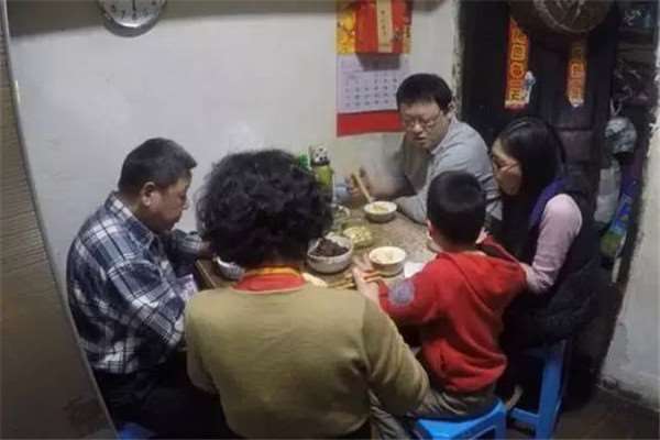 一家五口辛苦擠「10坪大百年老屋」　設計師改造完秒變高級住宅
