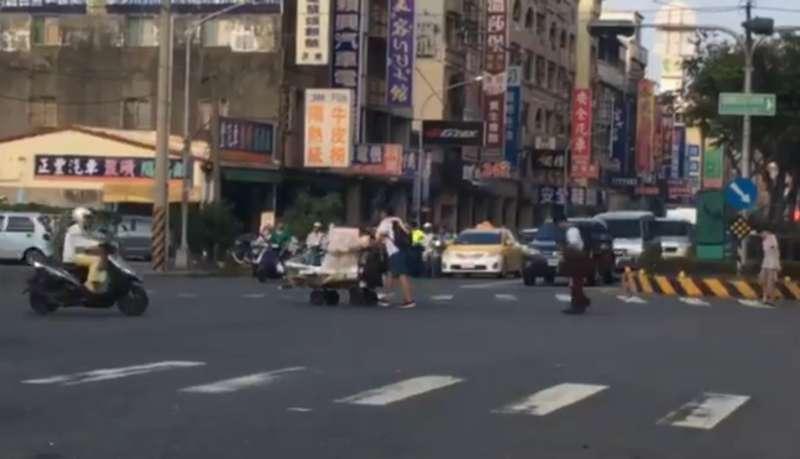 【視頻】「阿嬤，我們來幫你」　台灣暖心學生幫推回收車惹哭網友