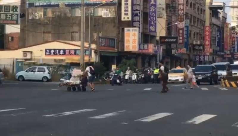 【視頻】「阿嬤，我們來幫你」　台灣暖心學生幫推回收車惹哭網友
