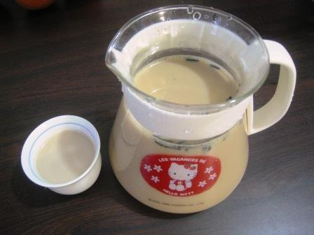 這名小販製作印度奶茶的方法實在太厲害了，甚至有不少人為了看他的表演而去買一杯。 