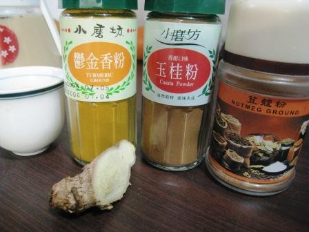 這名小販製作印度奶茶的方法實在太厲害了，甚至有不少人為了看他的表演而去買一杯。 