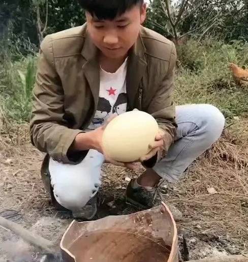 他在大山發現2個3斤多的蛋，好奇之下煮熟一個來吃，打開嘗了一口後立馬決定報警！ 
