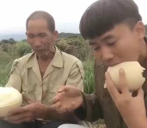 他在大山發現2個3斤多的蛋，好奇之下煮熟一個來吃，打開嘗了一口後立馬決定報警！ 