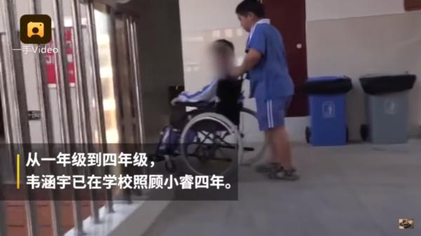10歲男孩當起「專屬大白」照顧「無法走路的同學」長達4年！不知情媽媽聽到兒子的回答後...感動落淚！ 
