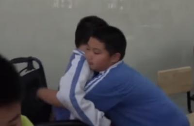 10歲男孩當起「專屬大白」照顧「無法走路的同學」長達4年！不知情媽媽聽到兒子的回答後...感動落淚！ 