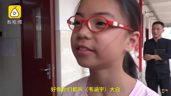 10歲男孩當起「專屬大白」照顧「無法走路的同學」長達4年！不知情媽媽聽到兒子的回答後...感動落淚！ 