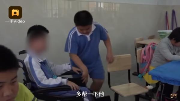 10歲男孩當起「專屬大白」照顧「無法走路的同學」長達4年！不知情媽媽聽到兒子的回答後...感動落淚！ 