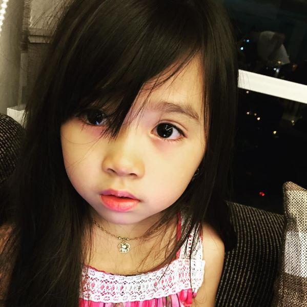 5歲韓菲混血小女孩因太可愛，中東土豪將她全家接到杜拜包養，如今女孩卻變成這個樣...