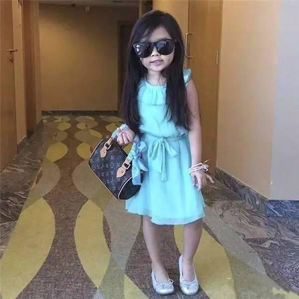 5歲韓菲混血小女孩因太可愛，中東土豪將她全家接到杜拜包養，如今女孩卻變成這個樣...