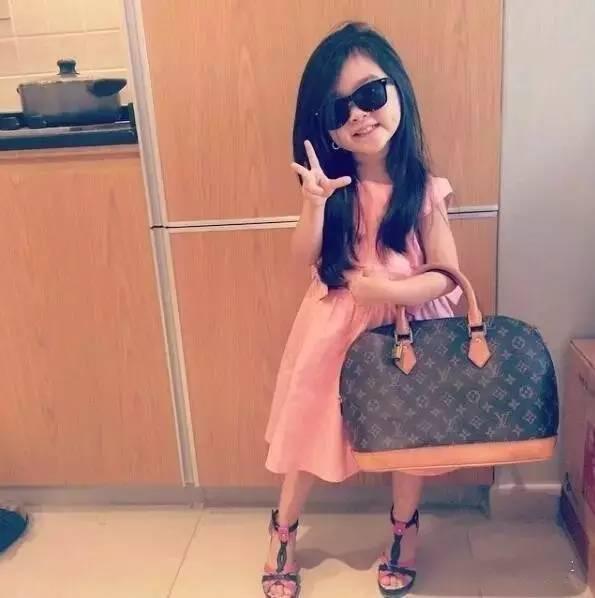 5歲韓菲混血小女孩因太可愛，中東土豪將她全家接到杜拜包養，如今女孩卻變成這個樣...