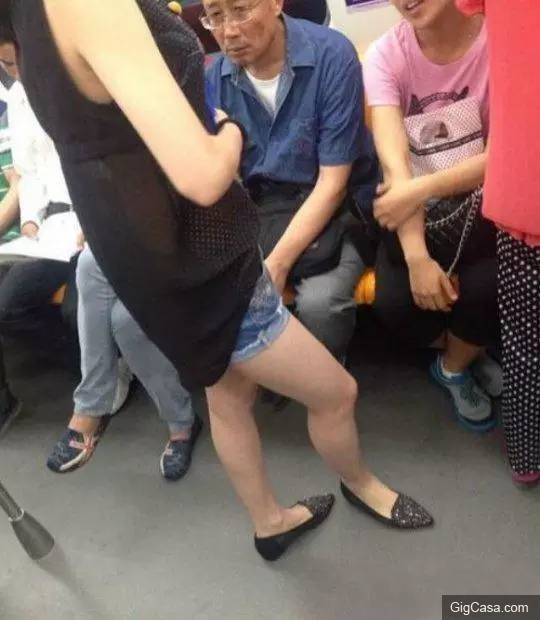 29張爆笑內涵圖！！！看到美女遇到困難，我是不是應該告訴她裙子掉了！？看到第一張就笑到肚子痛了！！！