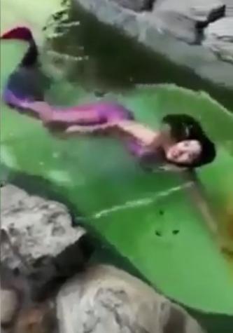 看看她美麗的魚尾巴，以及那優雅的身姿！