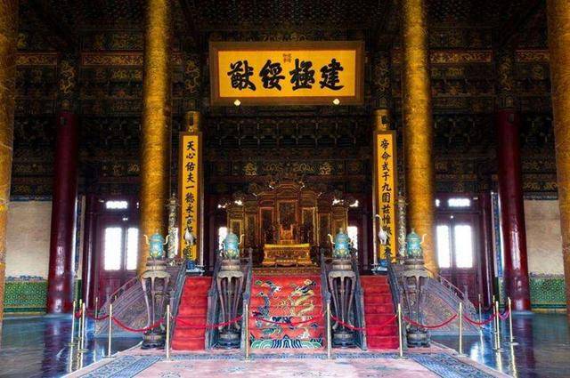 袁世凱當上皇上後，竟然特地將龍椅後移了3米，原來就是怕這面「神奇鏡子」... 