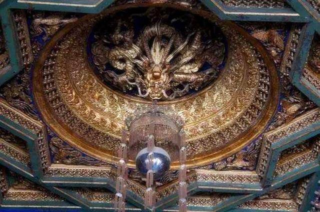 袁世凱當上皇上後，竟然特地將龍椅後移了3米，原來就是怕這面「神奇鏡子」... 