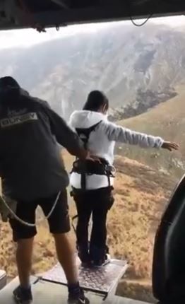妹子玩高空彈跳！被一把推下去「好像少了什麼」 教練抬頭… 細思極恐！