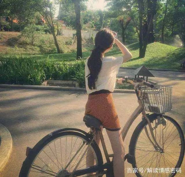 四個女孩，你覺得誰的背影最美？測出你內心的渴望！  