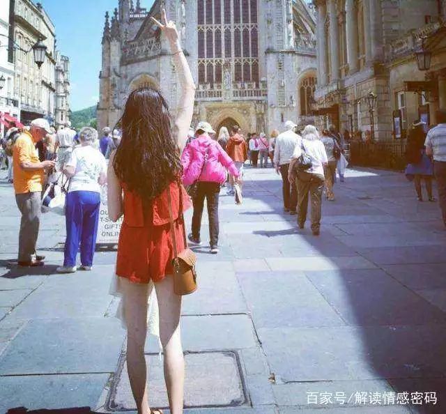 四個女孩，你覺得誰的背影最美？測出你內心的渴望！  