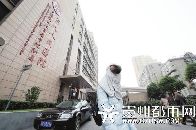 23歲女孩動手術變「四角葫蘆臉」被罵怪物！原本「半張臉都是痣還是超甜美」網友淚崩募款！
