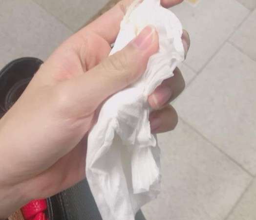 他遞面紙給哭泣的正妹OL「被要電話」　神結局卻讓網友笑翻：你白痴喔