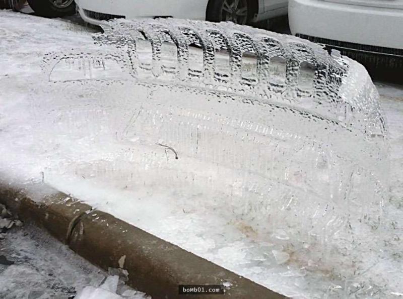 一場暴風雪之後，這個停車場竟然出現了多個幽靈般的冰殼。