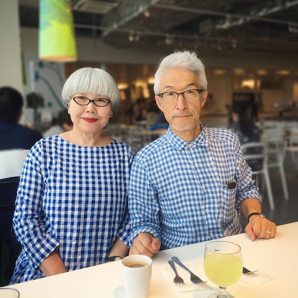 日本60歲夫妻「37年來每天穿情侶裝」潮爆，時尚總監級穿搭讓網友直呼老了也要像他們一樣！