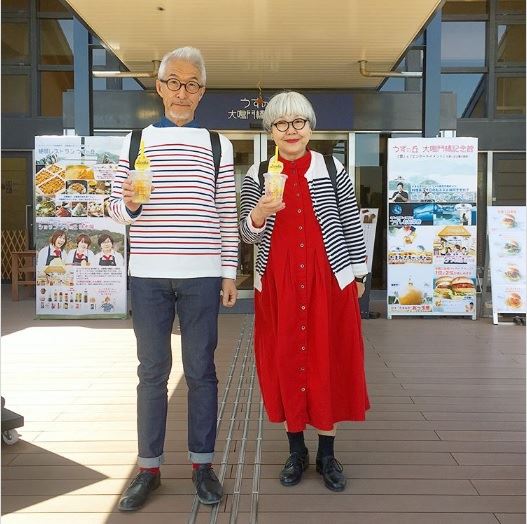 日本60歲夫妻「37年來每天穿情侶裝」潮爆，時尚總監級穿搭讓網友直呼老了也要像他們一樣！