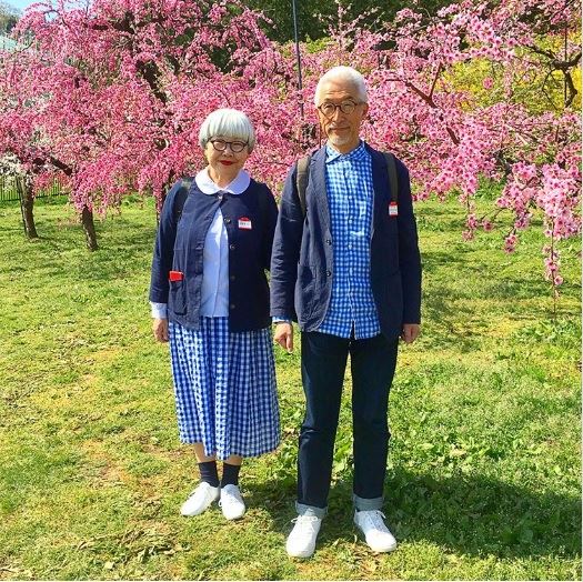 日本60歲夫妻「37年來每天穿情侶裝」潮爆，時尚總監級穿搭讓網友直呼老了也要像他們一樣！