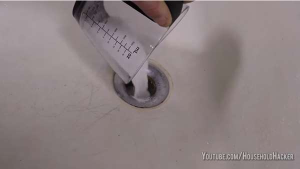 排水孔阻塞怎麼辦？把「這個」和小蘇打混合倒入...15分鐘後居然就不塞了！ 