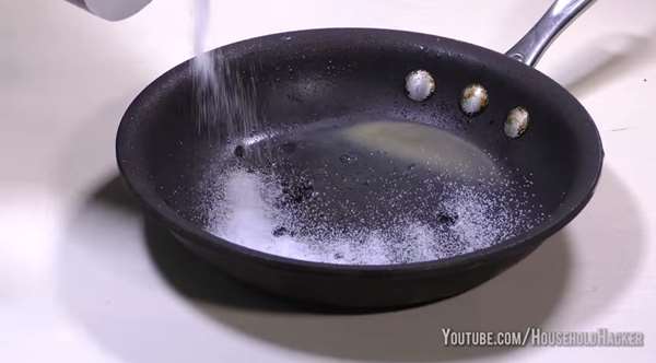 排水孔阻塞怎麼辦？把「這個」和小蘇打混合倒入...15分鐘後居然就不塞了！ 