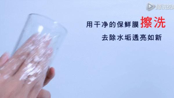 她撕了一張「保鮮膜」放在浴室外的腳踏墊下，居然就簡單解決媽媽多年來的困擾了！ 
