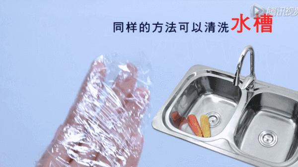 她撕了一張「保鮮膜」放在浴室外的腳踏墊下，居然就簡單解決媽媽多年來的困擾了！ 