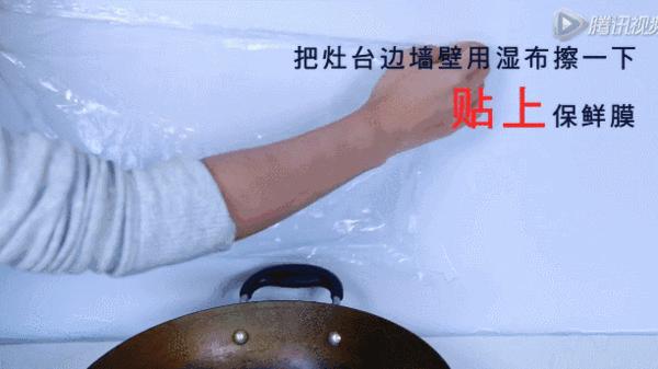 她撕了一張「保鮮膜」放在浴室外的腳踏墊下，居然就簡單解決媽媽多年來的困擾了！ 