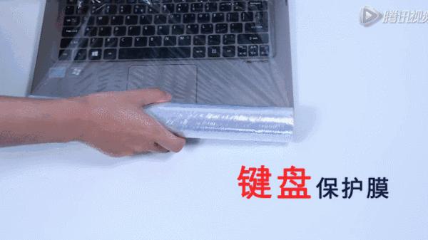 她撕了一張「保鮮膜」放在浴室外的腳踏墊下，居然就簡單解決媽媽多年來的困擾了！ 