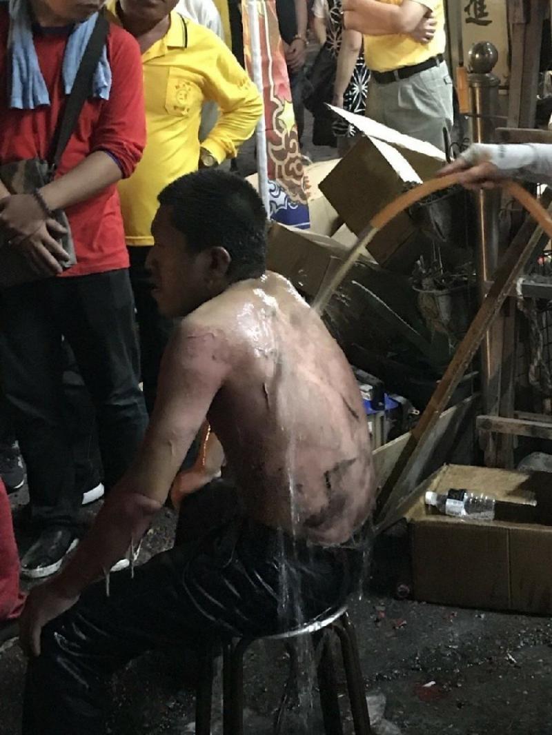 神轎起火！北港媽祖出巡炮場炸轎 兩轎伕燒傷 