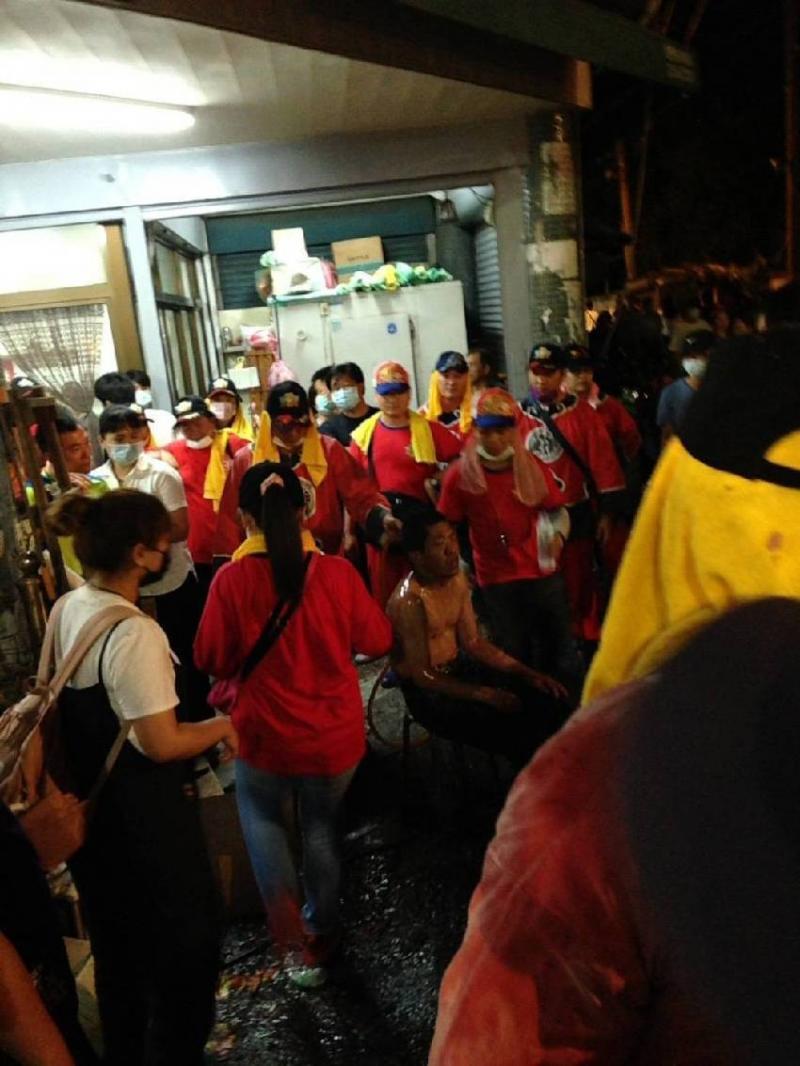神轎起火！北港媽祖出巡炮場炸轎 兩轎伕燒傷 