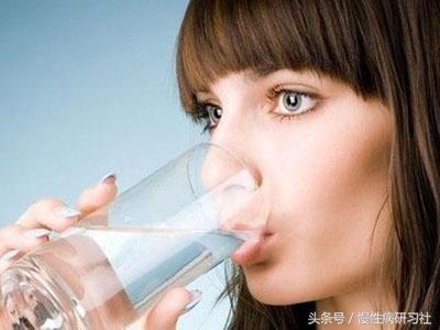 別忽視！早上空腹喝水比不吃早餐危害還大