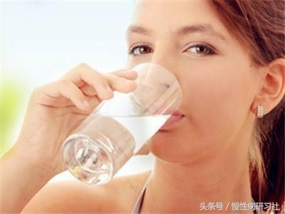 別忽視！早上空腹喝水比不吃早餐危害還大