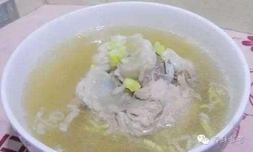 別再喝骨頭湯了！補鈣第一名竟是它，萬萬沒想到！年紀大骨質疏鬆，要多吃點補鈣哦！	