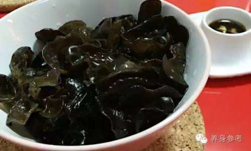 別再喝骨頭湯了！補鈣第一名竟是它，萬萬沒想到！年紀大骨質疏鬆，要多吃點補鈣哦！	