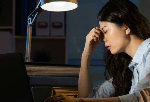 熬夜對身體的四大危害！看完你還有勇氣熬嗎？