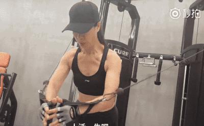她從48歲開始健身，在52歲這年，竟有了20歲的身材？ 