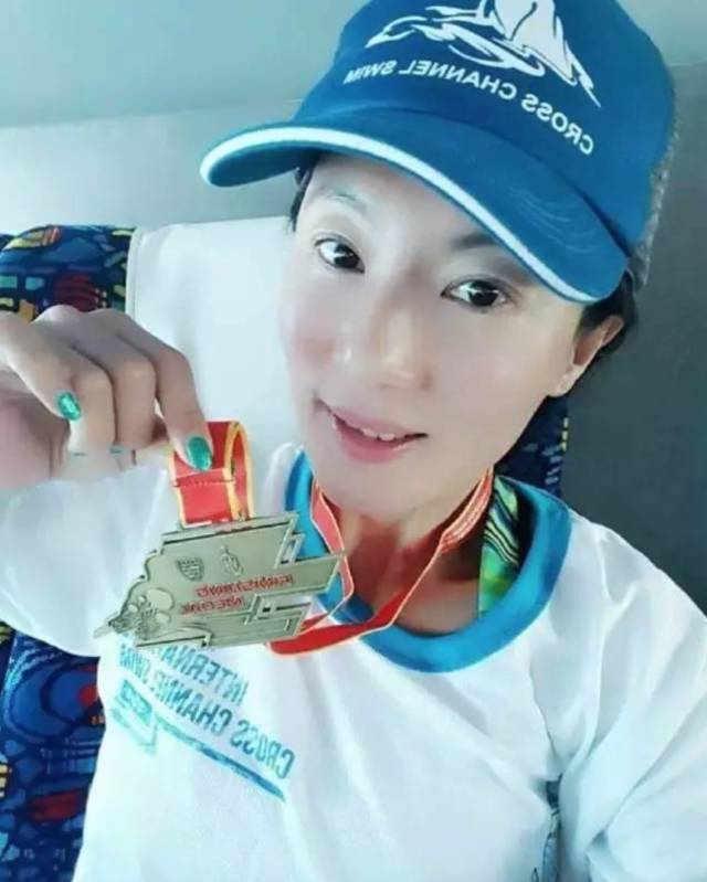 她從48歲開始健身，在52歲這年，竟有了20歲的身材？ 