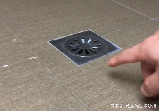 夏天將啤酒倒入下水道，看完這一招，你會感謝我的，實在太好用了！ 