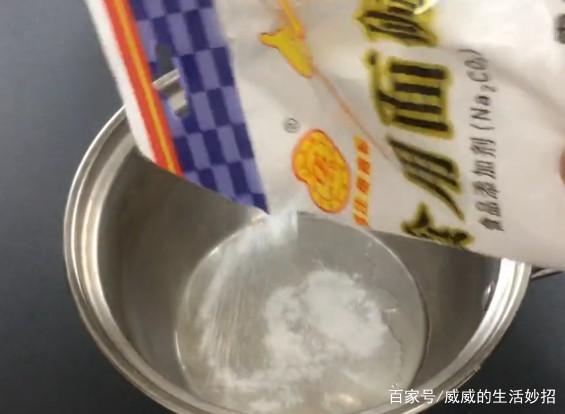 夏天將啤酒倒入下水道，看完這一招，你會感謝我的，實在太好用了！ 