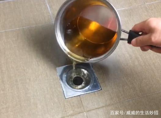 夏天將啤酒倒入下水道，看完這一招，你會感謝我的，實在太好用了！ 