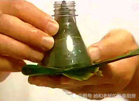 第一回聽說塑料瓶也能包粽子，教你一招端午節包粽子又快又結實