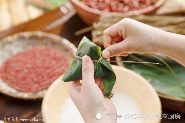 第一回聽說塑料瓶也能包粽子，教你一招端午節包粽子又快又結實