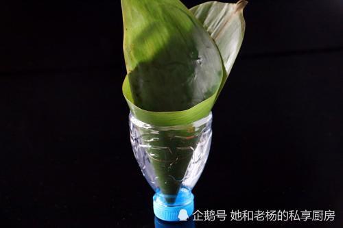 第一回聽說塑料瓶也能包粽子，教你一招端午節包粽子又快又結實
