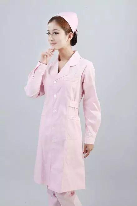 為什麼手術室醫生不穿白大褂，而穿綠色或藍色制服？答案是…… 